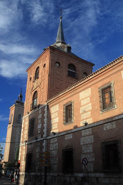 spain0095.JPG - White storks nest on a building in Alcala de Henares
