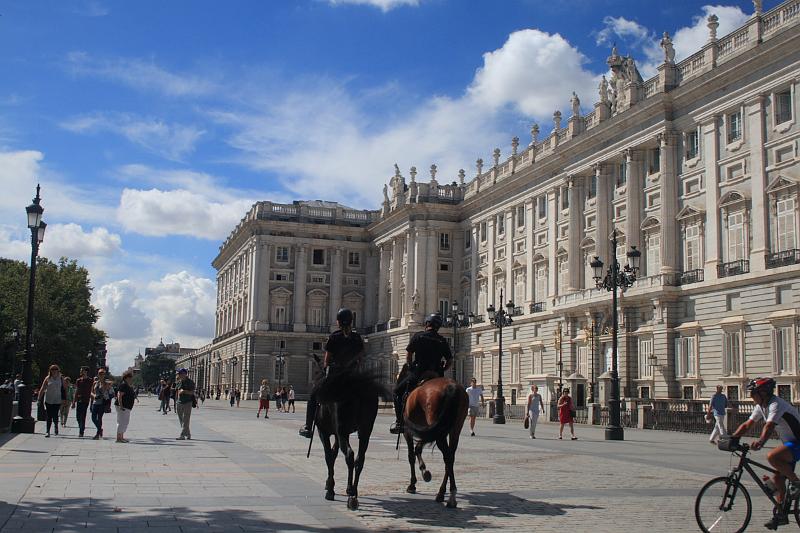 spain0113.JPG - Horse police in front of Royal Palace, Madrid 