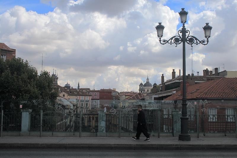 spain0125.JPG - The Segovia Viaduct over Segovia Street