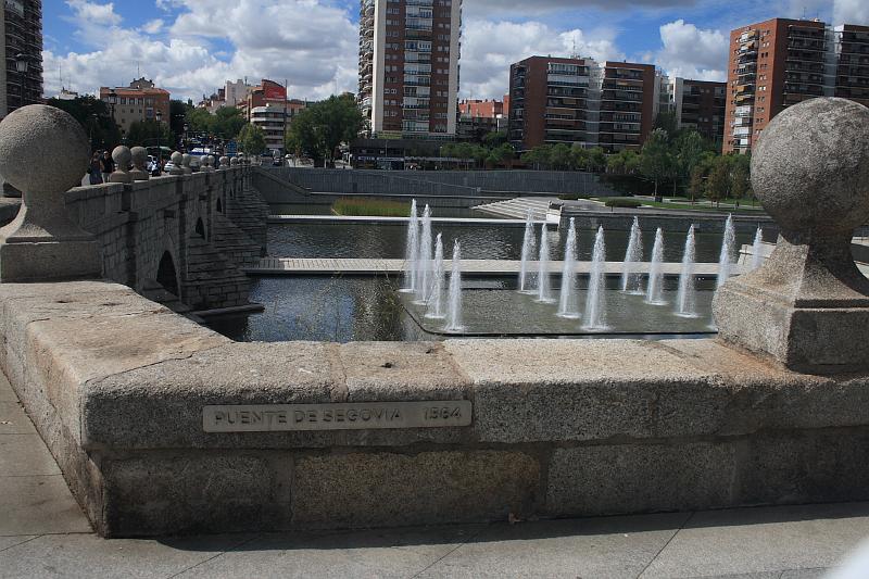 spain0126.JPG - The Segovia Bridge