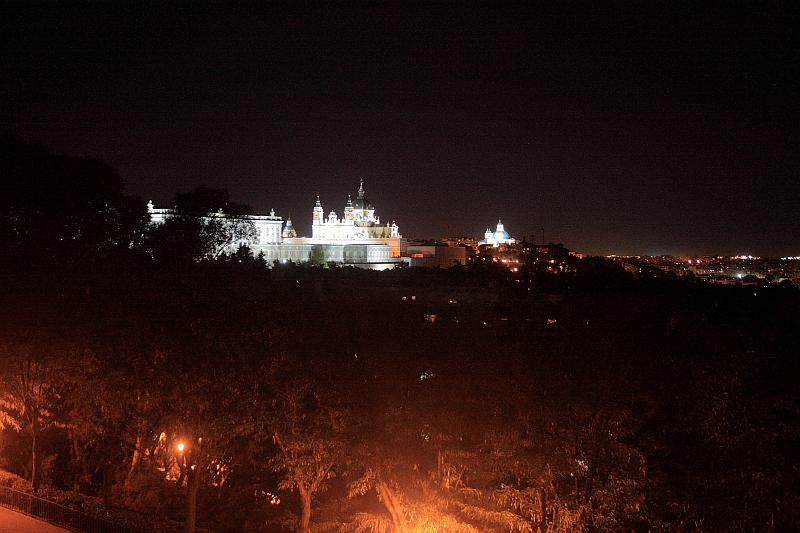 spain0138.JPG - View on the Royal Palace from Debod at night