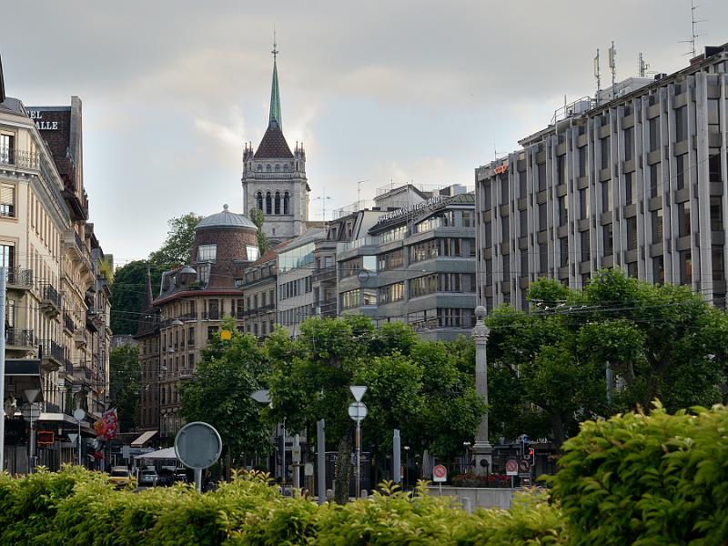 switz018.jpg - A street in the heart of Geneve