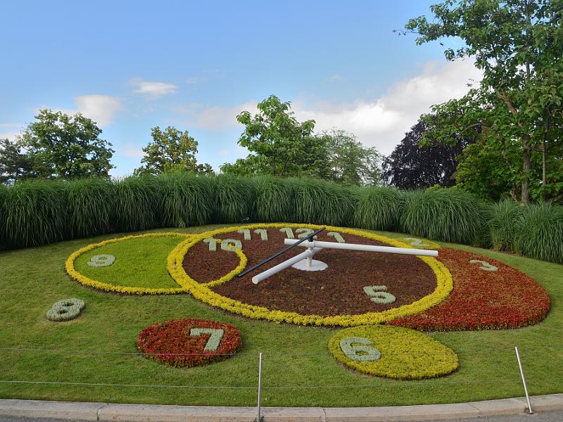 switz019.jpg - Flower Clock at the Jardin Anglais