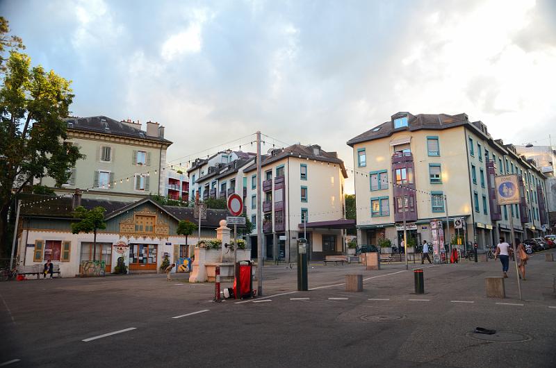 switz033.jpg - Schtroumph Buildings: Quartier des Grottes
