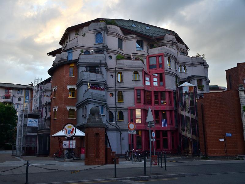 switz034.jpg - Schtroumph Buildings: Quartier des Grottes