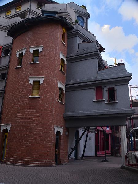 switz035.jpg - Schtroumph Buildings: Quartier des Grottes