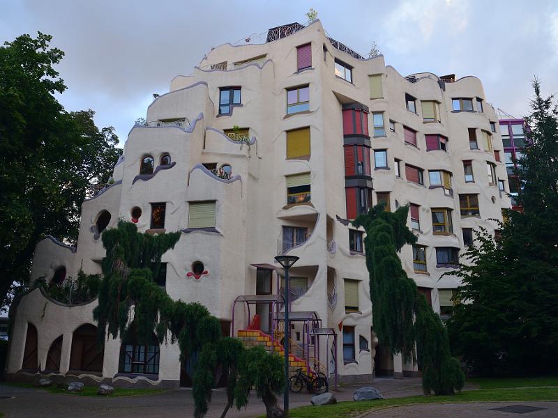 switz036.jpg - Schtroumph Buildings: Quartier des Grottes