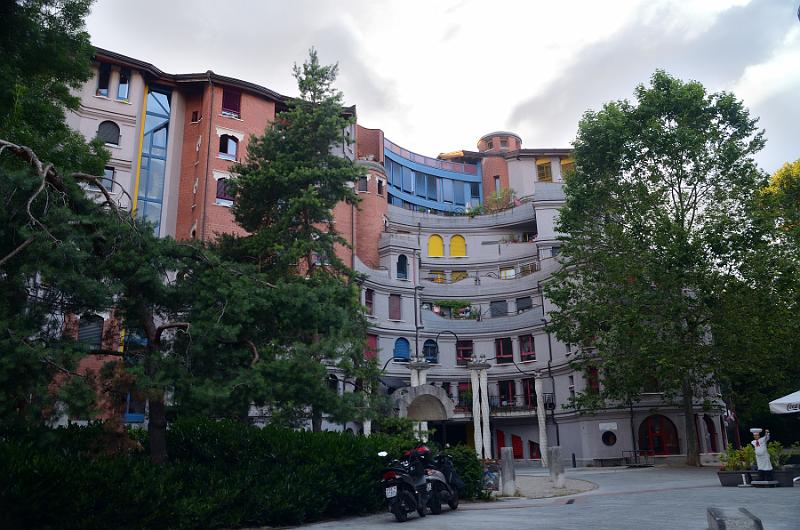 switz037.jpg - Schtroumph Buildings: Quartier des Grottes