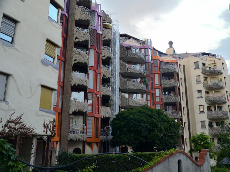 switz038.jpg - Schtroumph Buildings: Quartier des Grottes