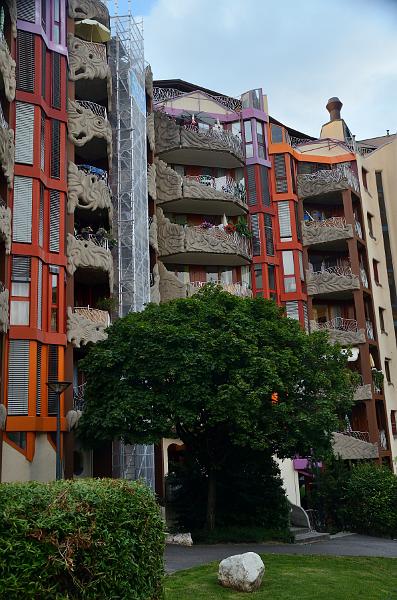 switz039.jpg - Schtroumph Buildings: Quartier des Grottes