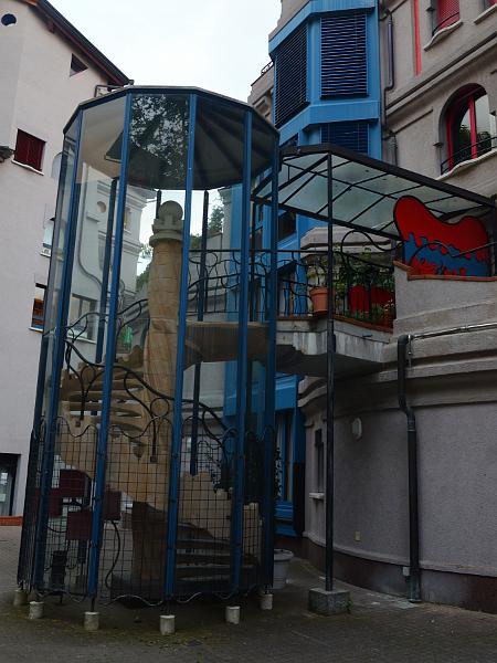 switz041.jpg - Schtroumph Buildings: Quartier des Grottes