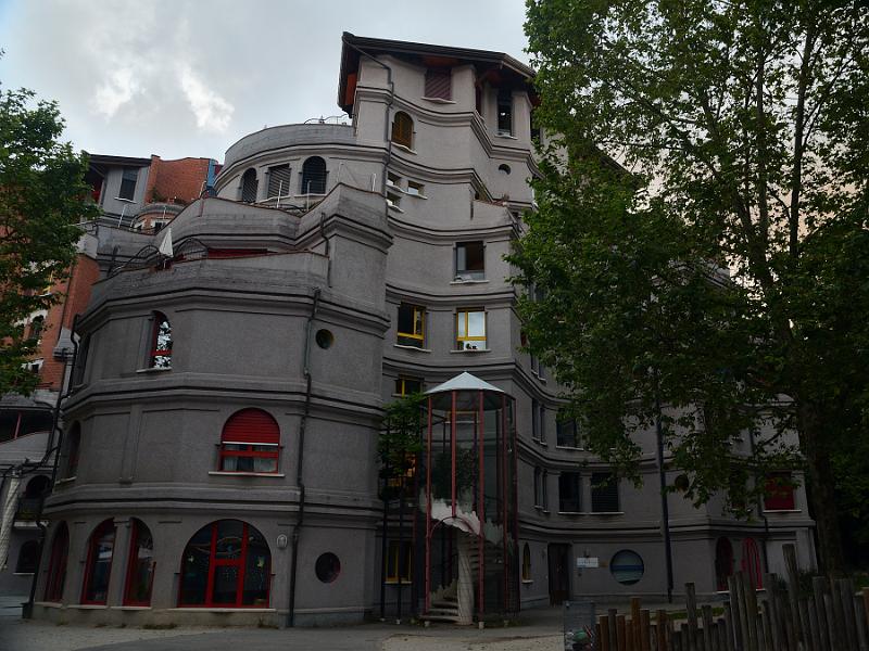 switz042.jpg - Schtroumph Buildings: Quartier des Grottes