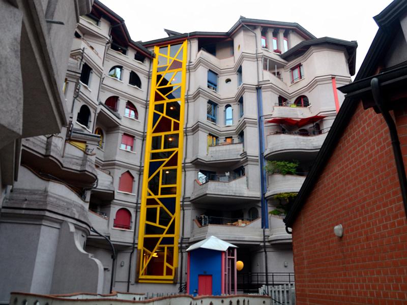 switz043.jpg - Schtroumph Buildings: Quartier des Grottes