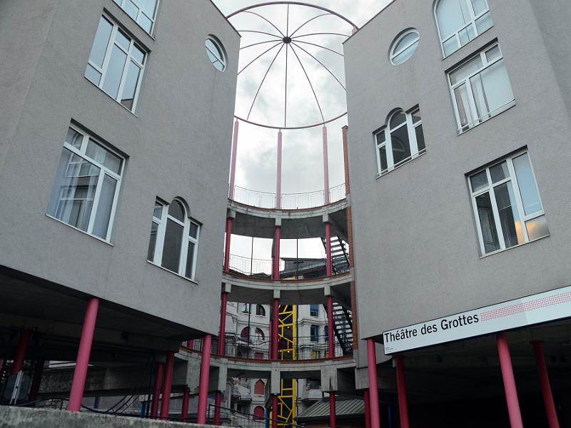 switz044.jpg - Théâtre Para-Surbeck in Quartier des Grottes