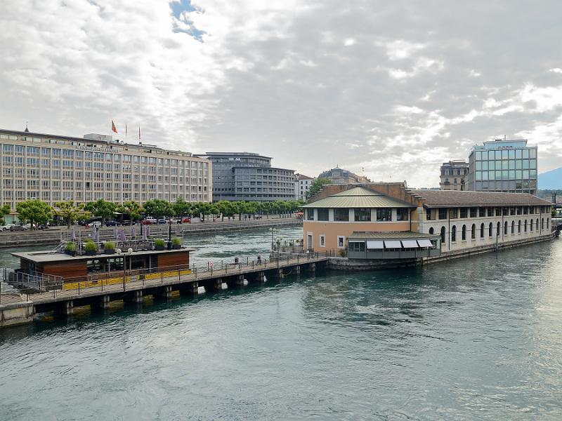 switz048.jpg - Urban view near Lake Geneva 