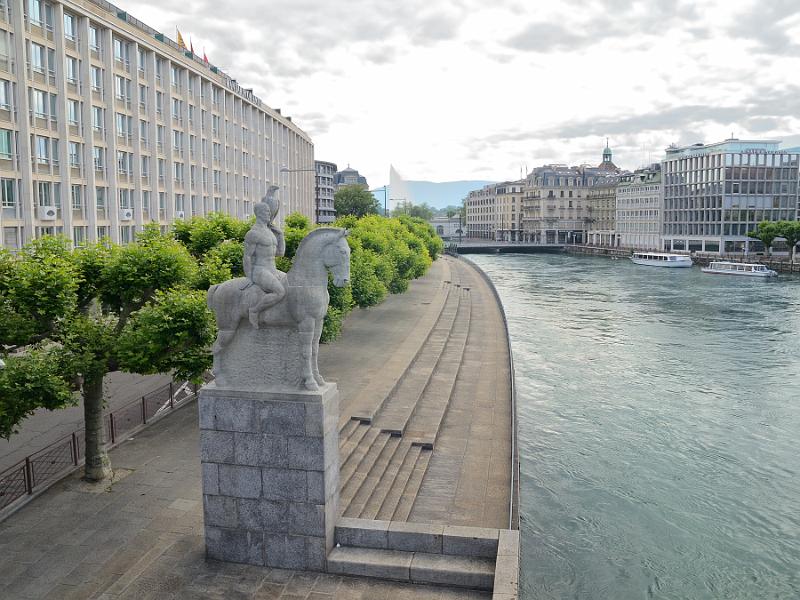 switz049.jpg - Urban view with fountain in Lake Geneva 