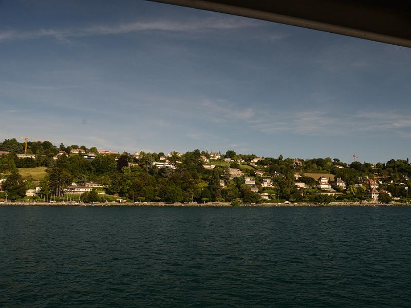 switz068.jpg - The mansions look out over Lake Geneva
