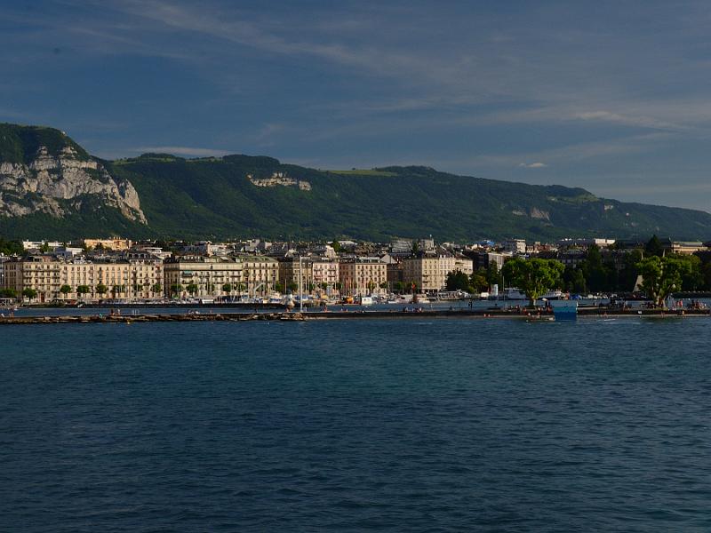 switz076.jpg - Shore of Lake Geneva