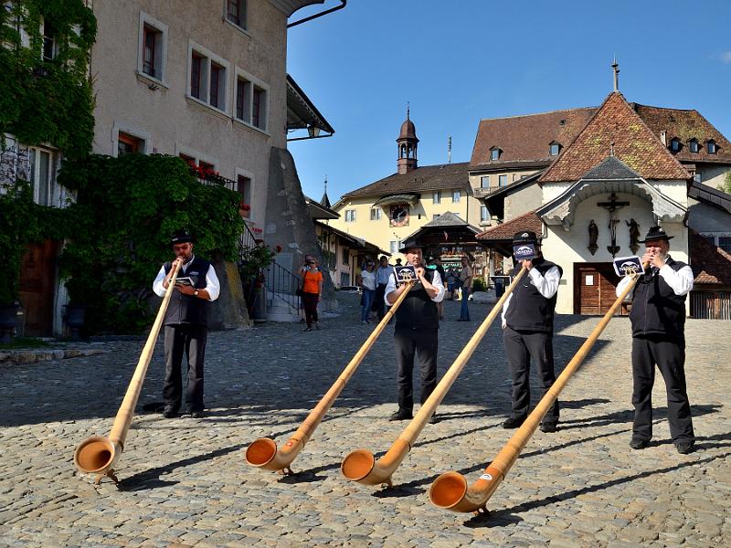 switz197.jpg - Concert on the Gruyères main square