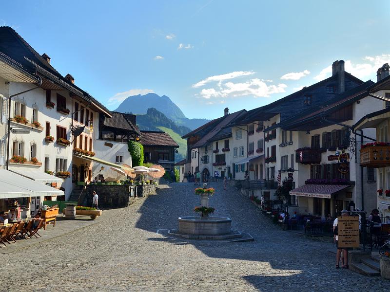 switz199.jpg - Gruyères main square