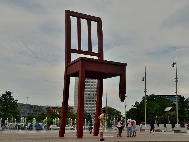 switz212.jpg - Broken Chair Monument in Geneva