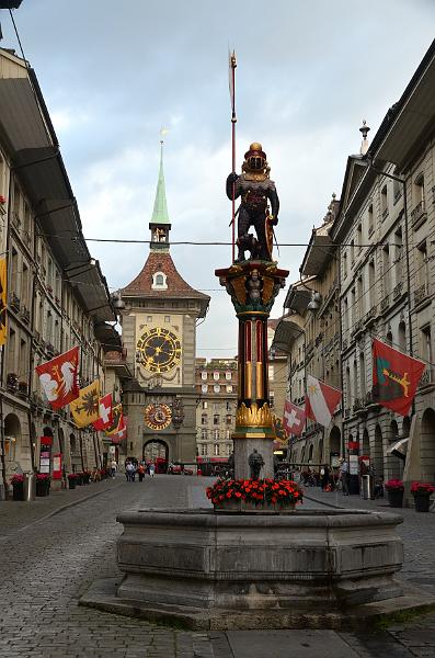 switz256.jpg - Armored Bear fountain near Clock Tower in Bern 