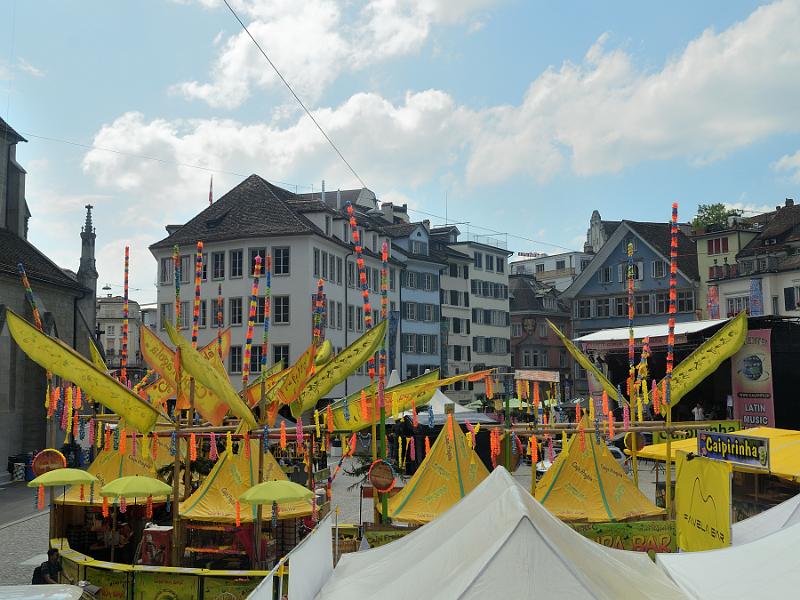 switz285.jpg - Summer festival on Münsterhof, Zurich