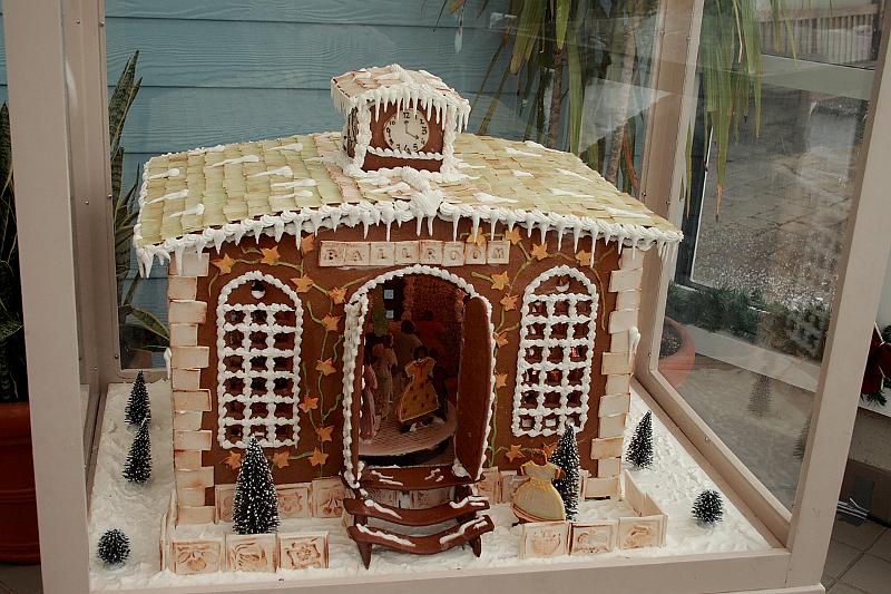 train2937.JPG - Gingerbread
